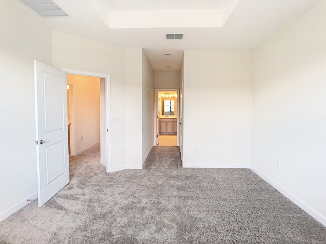 Building Photo - Gorgeous 4 bedroom townhome!