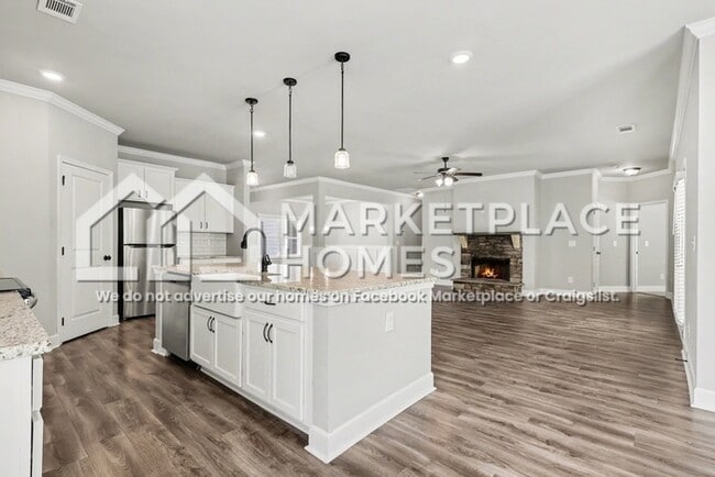 Building Photo - 90 Hawthorn Ln