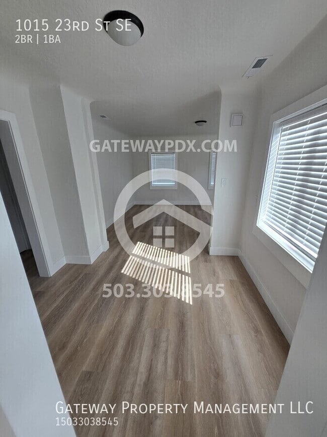 Building Photo - 1015 23rd St SE