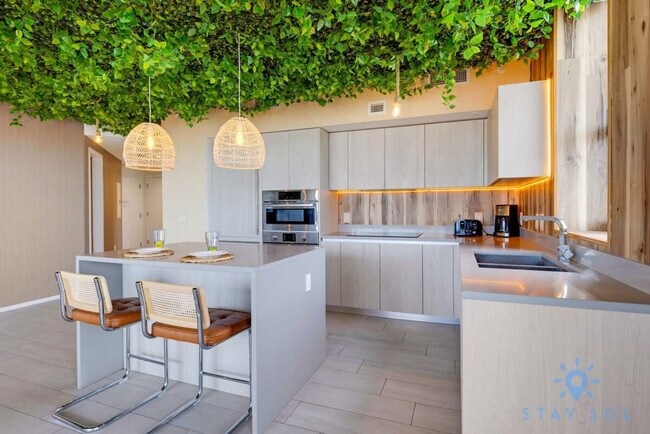 Building Photo - 4010 S Ocean Dr