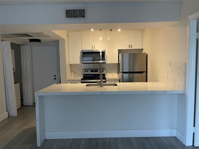 Building Photo - 8100 Geneva Ct