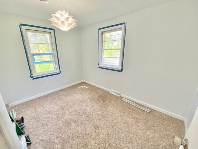 Building Photo - 146 Ethan Allen Pkwy