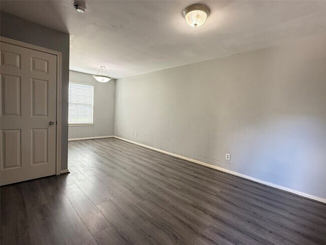 Building Photo - 304 Dell Ct