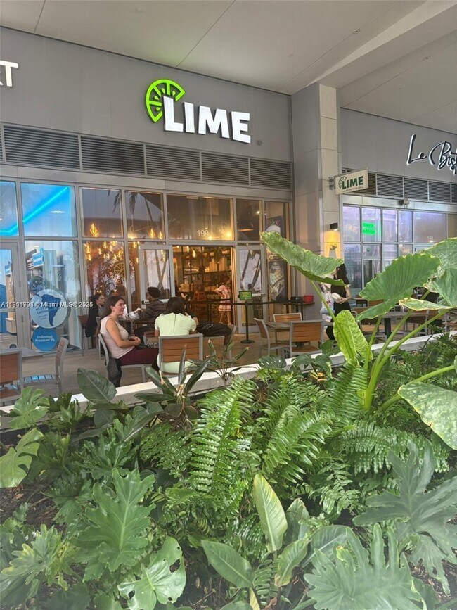 Building Photo - 1700 NW N River Dr