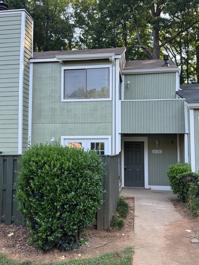Building Photo - 3 BR Townhouse AVAILABLE NOW!
