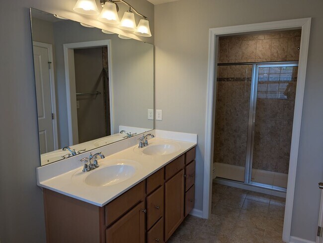 Building Photo - Move-in ready, Townhome Located in the Cit...