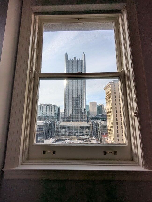 Building Photo - Spacious 1 Bedroom 1.5 Bathroom Downtown Condo