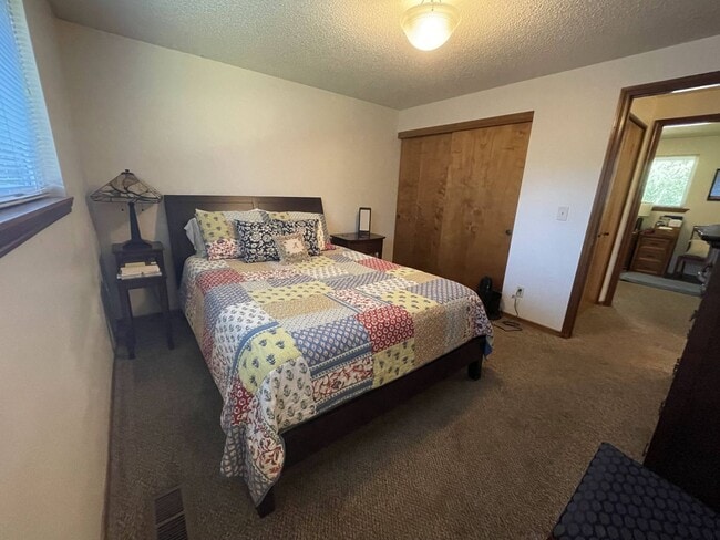Building Photo - Lovely 3bed/2bath Ranch style home with HUGE private yard in a peaceful cul-de-sac!