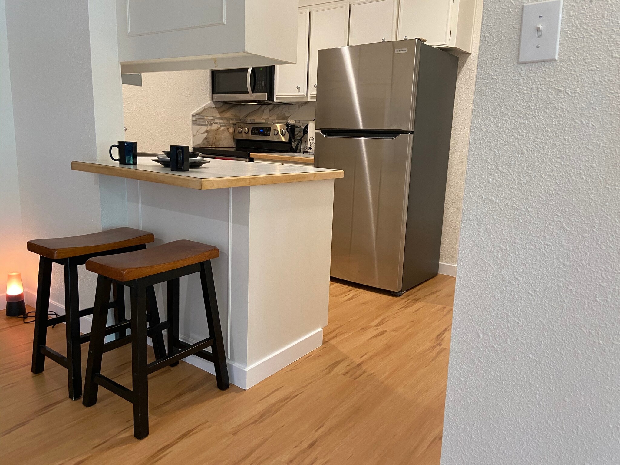 Breakfast bar off kitchen, SS appliances, new flooring, freshly tiled backsplashes - 2227 Canyon Blvd