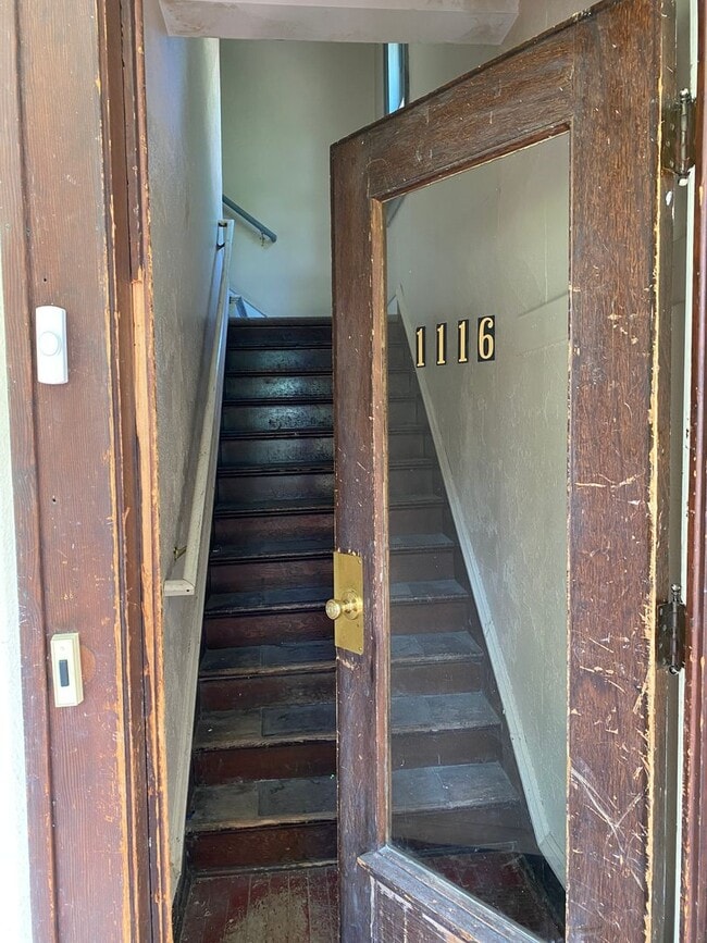 Building Photo - Charming 2 Bedroom Upper-Level Duplex on B...