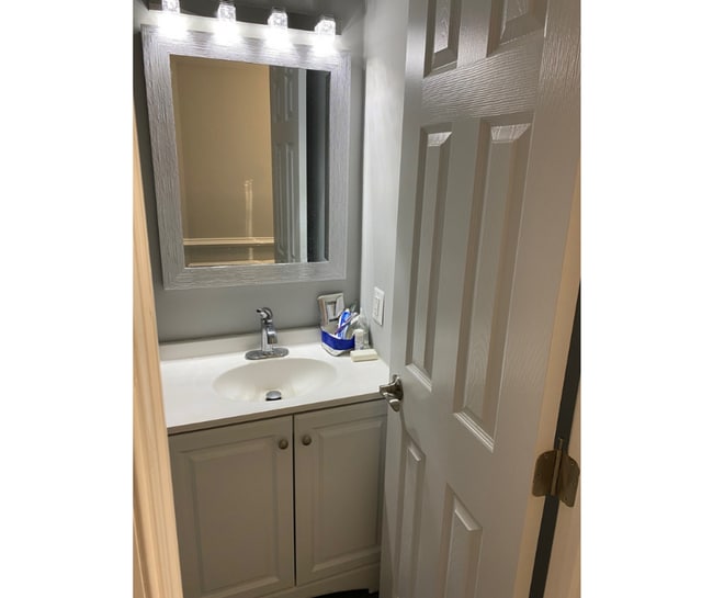 Building Photo - 438 R Main St