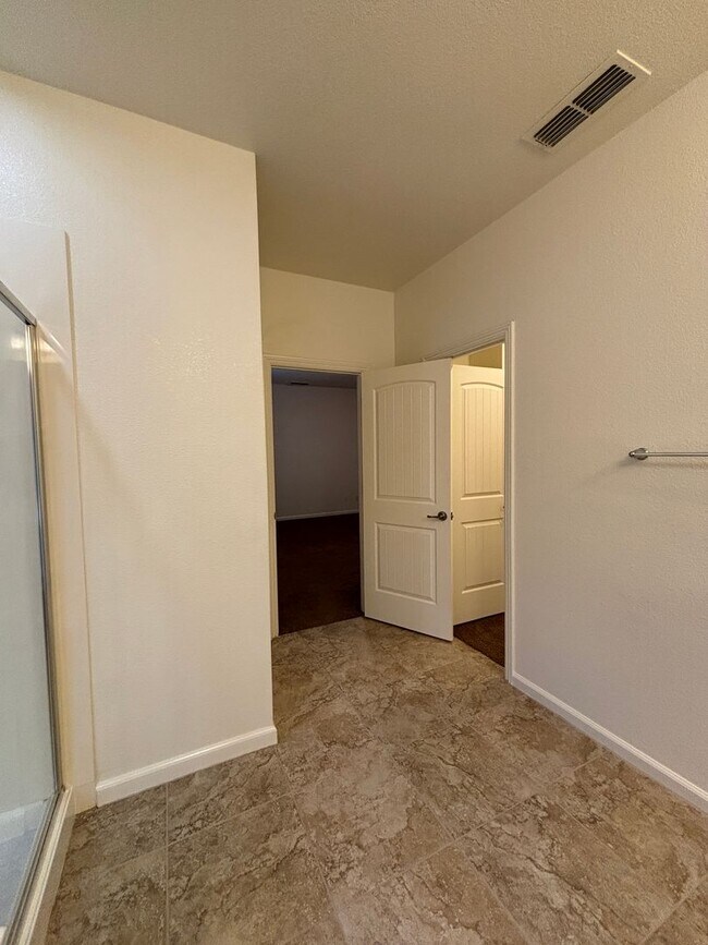 Building Photo - West Roseville Solar! 3 Bedroom, Plus den/...