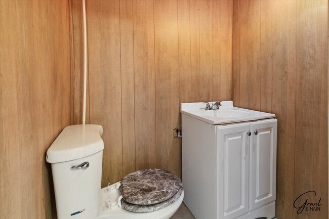 Building Photo - $1,200/month - 2 Bed 1.5 Bath in Warren, Detroit