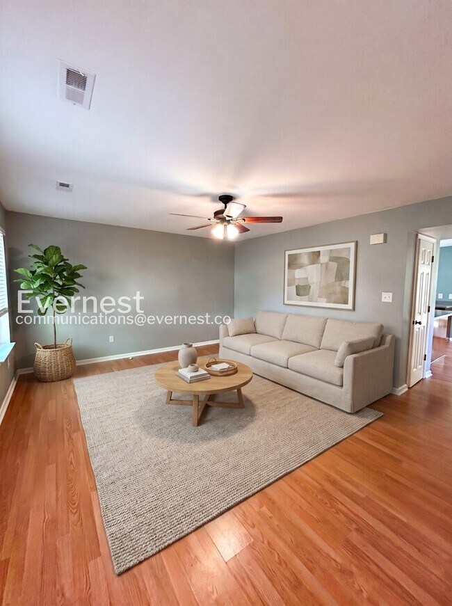 Building Photo - 3 Bed/1.5 Bath Home with Fenced Yard / Available Now!