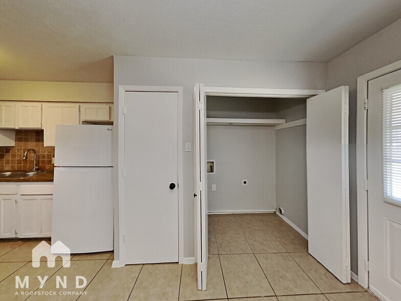 Building Photo - 7145 Romford Way