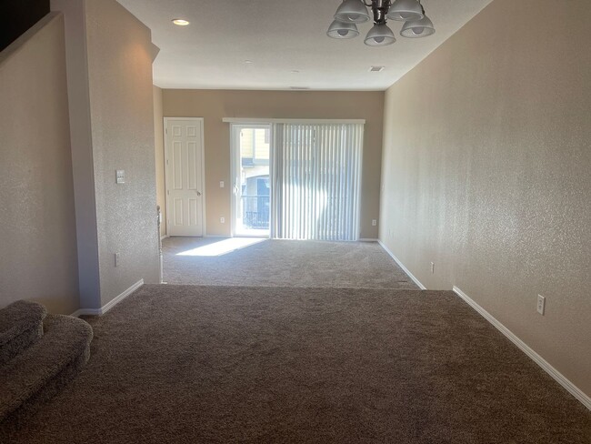 Building Photo - Large 2 Bedroom Sterling Ridge Town Home with 2 car garage