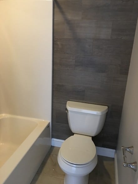 Master bathroom with tiled walls - 14 Heron Cove Dr