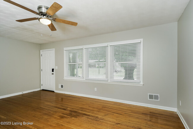 Building Photo - 9909 Lakewood Dr