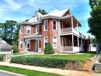 Building Photo - 519 Nelson St
