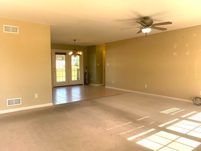 Building Photo - Lovely single family, brick rancher home with 3 beds/2.5 baths!!