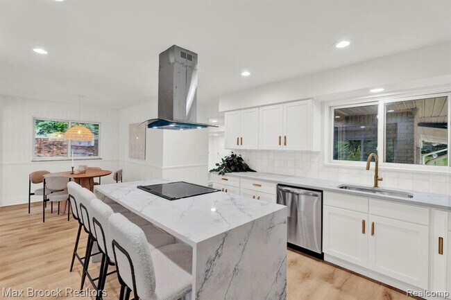 Building Photo - 7011 White Pine Dr