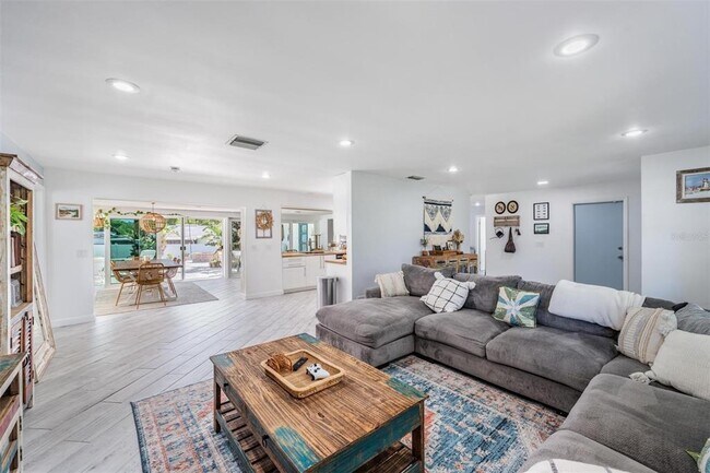 Building Photo - 1001 Grovewood Ct