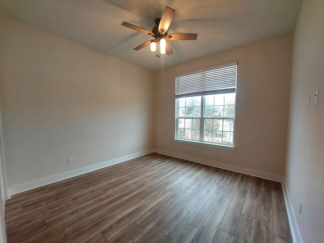 Building Photo - 401 Verbena Dr