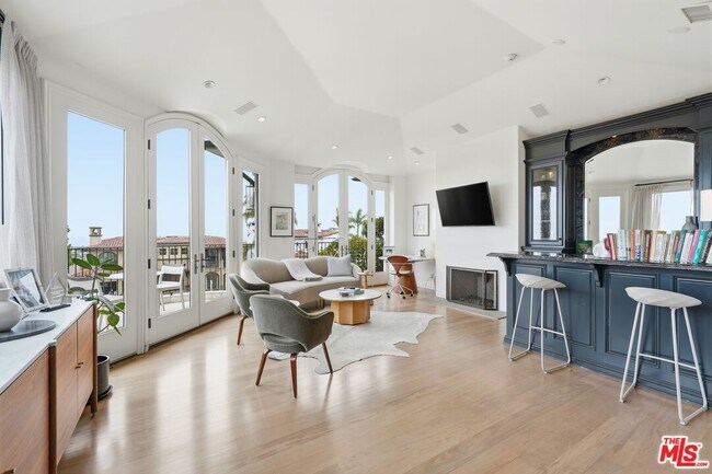 Building Photo - 108 S Poinsettia Ave