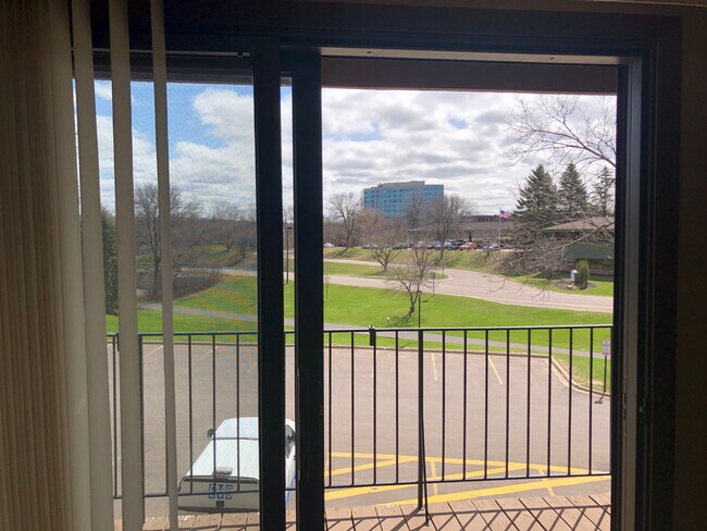 Building Photo - 5697 Green Circle Dr