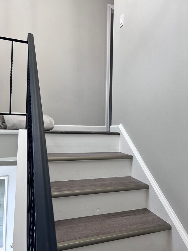 Building Photo - Now Available – Charming 3-Bedroom Home fo...