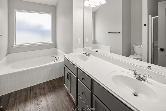 Building Photo - 916 Crested Point Dr