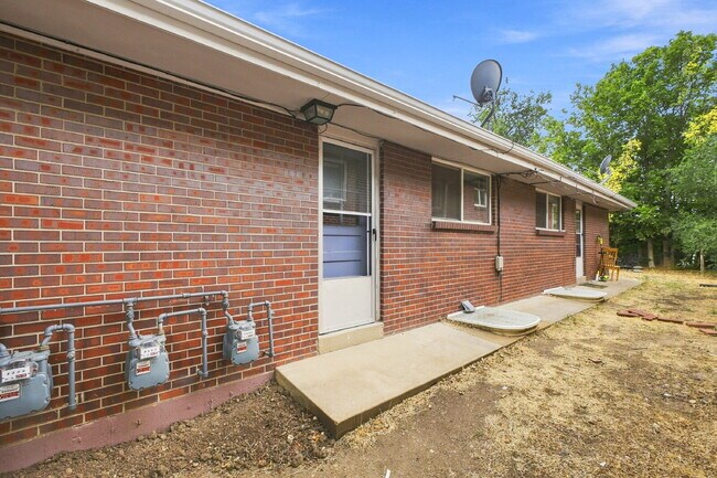 Building Photo - $2,240.95 with $300 Off the first month's rent, 4 Beds, 2 Baths, Triplex Unit in Littleton with W...
