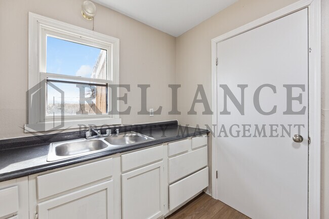 Building Photo - 421 Grover Ave