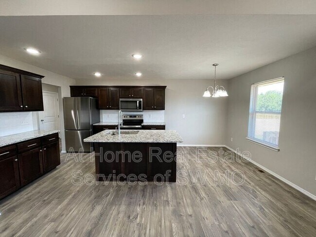 Building Photo - 223 W Canterbury Ln
