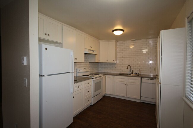 Building Photo - Spacious 3 bedroom, 2 bath home in Northea...