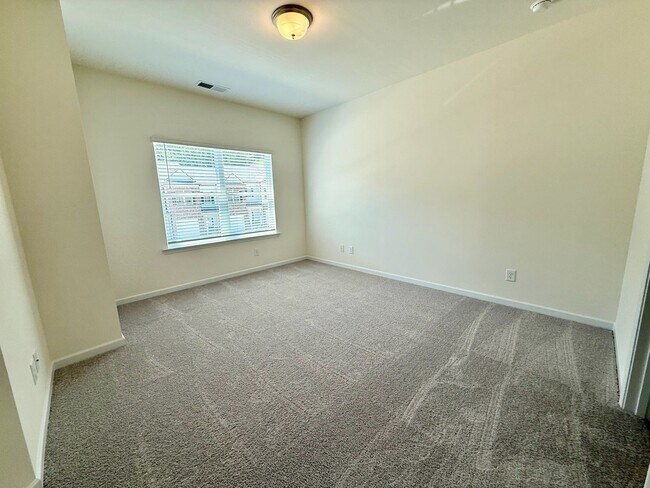 Building Photo - $500 off one Months Rent!