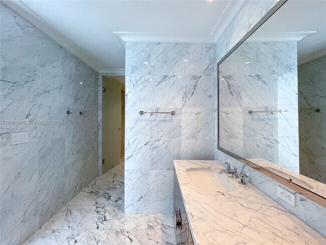 Building Photo - 15701 Collins Ave