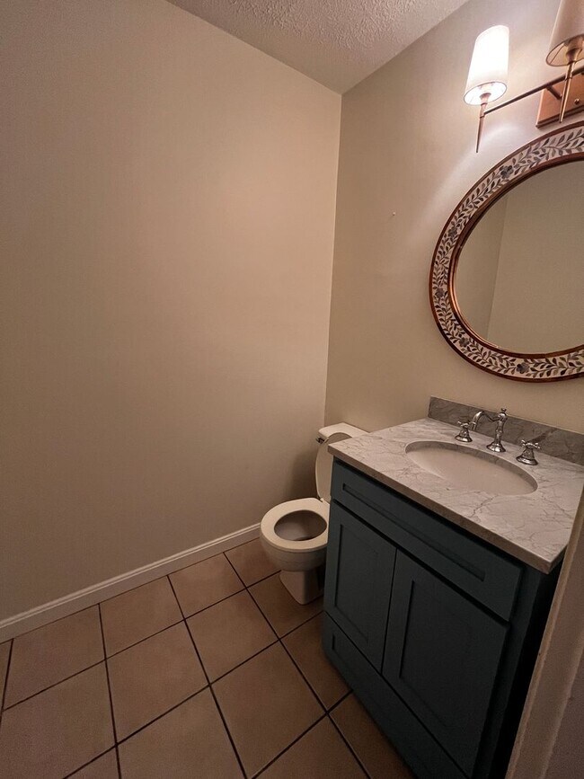 Building Photo - Wonderfull 3 Bedrooms along with 2 Full Ba...