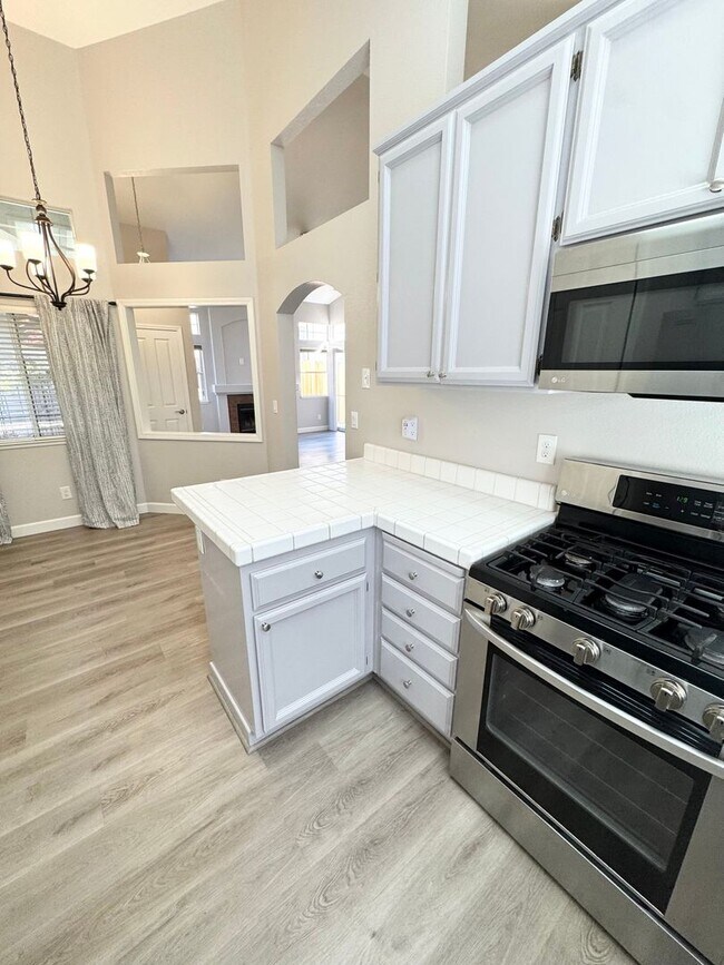 Building Photo - Move-In Ready 3-Bed, 2-Bath Home in Roseville! SEE VIDEO