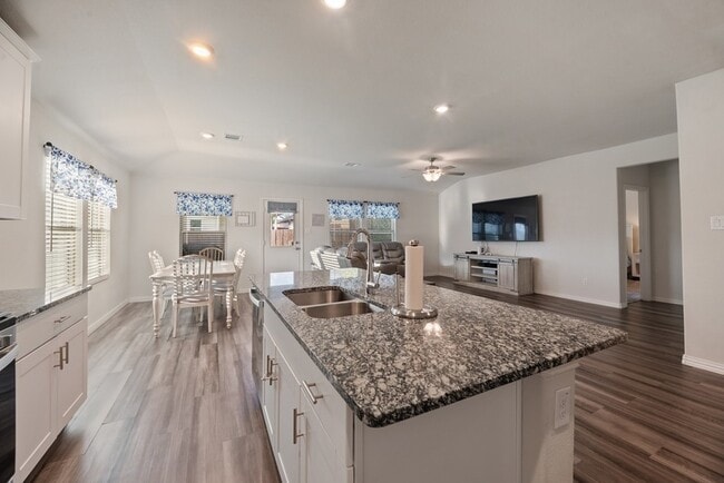 Building Photo - 2536 Peoria Dr
