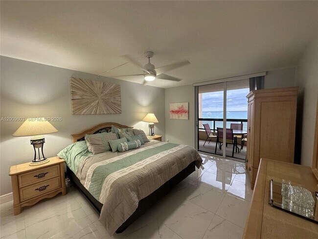 Building Photo - 2555 Collins Ave