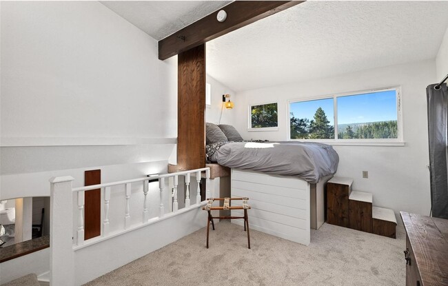 Building Photo - Spectacular Views Close to I-90!