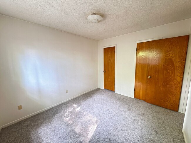 Building Photo - 425 W Avenue C