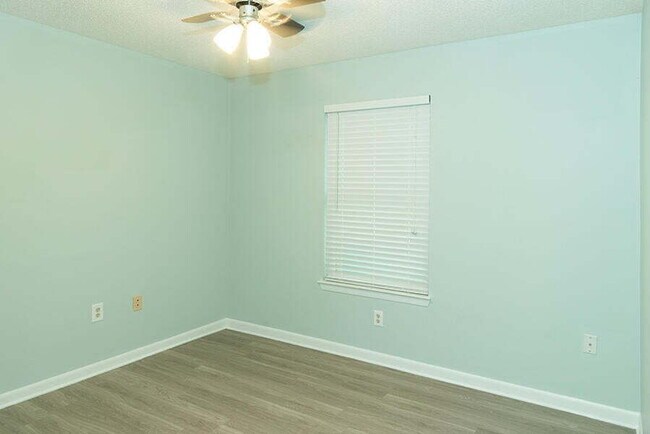 Building Photo - "Charming 3-Bedroom Retreat in Mary Esther!"