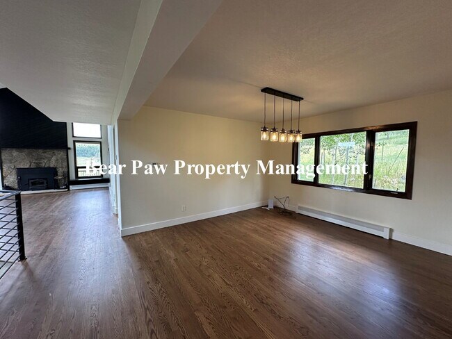 Building Photo - Spacious 4-Bed, 4.5-Bath Retreat in with B...