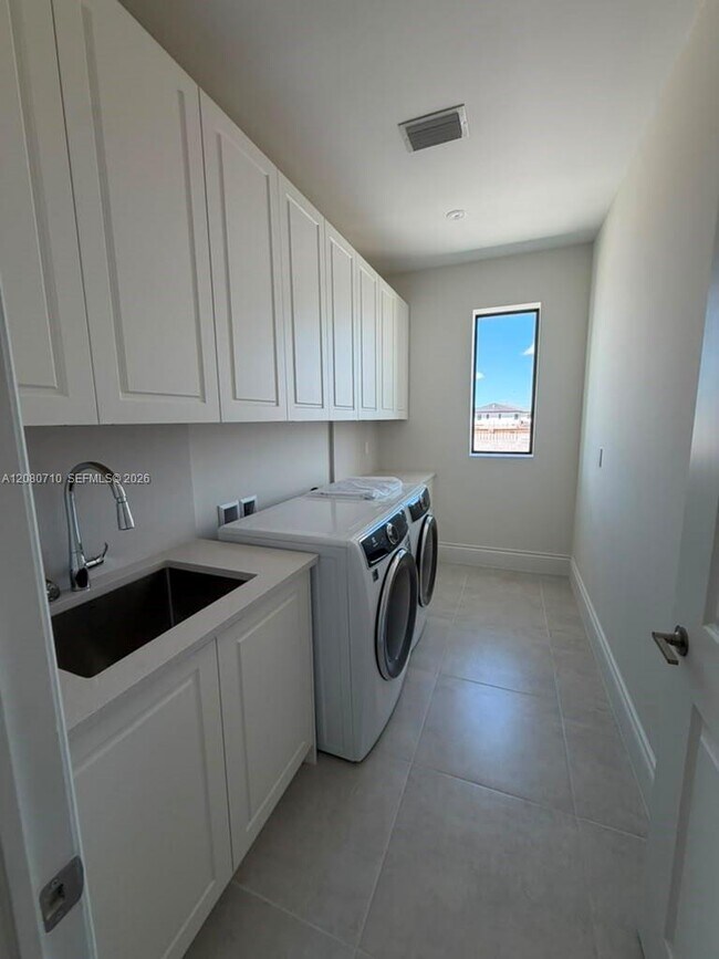 Building Photo - 8540 NW 160th Terrace
