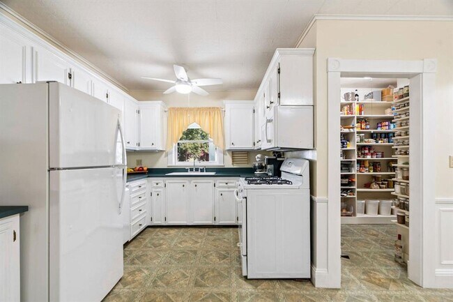 Building Photo - North Main Street