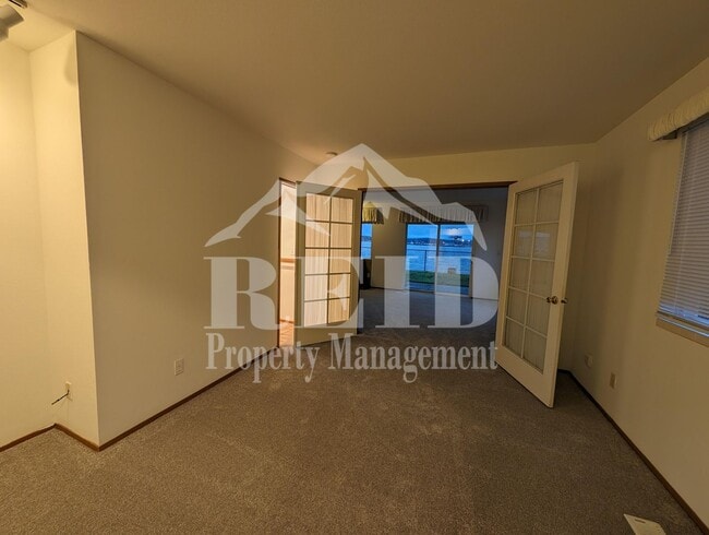 Building Photo - 305/307 Shore