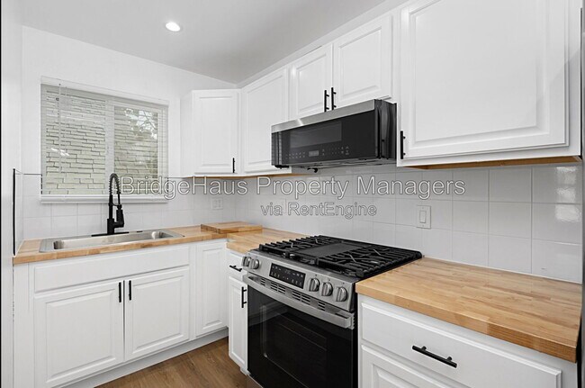 Building Photo - 4656 Santa Monica Ave