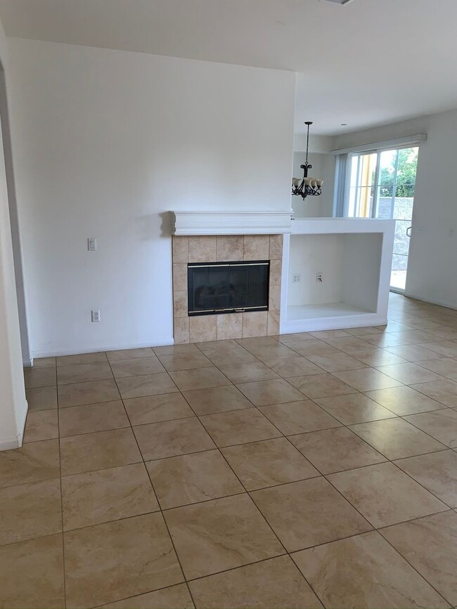 Building Photo - 4 bed, 3 bath townhome in desirable Paseo Del Sol Community!